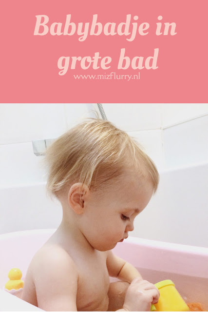 Zet een babybadje in het grote bad. Zo bespaar je water en tijd, want het kleine badje is zo vol. Plus je hoeft niet te slepen met emmers water en het laten leeglopen is ook lekker makkelijk.