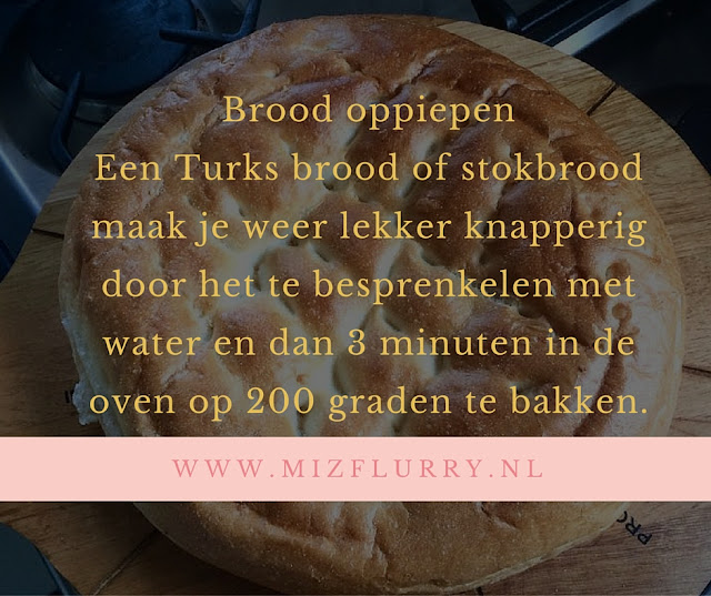 Een Turks brood of stokbrood maak je weer lekker knapperig door het te besprenkelen met water en dan 3 minuten in de oven op 200 graden te bakken.