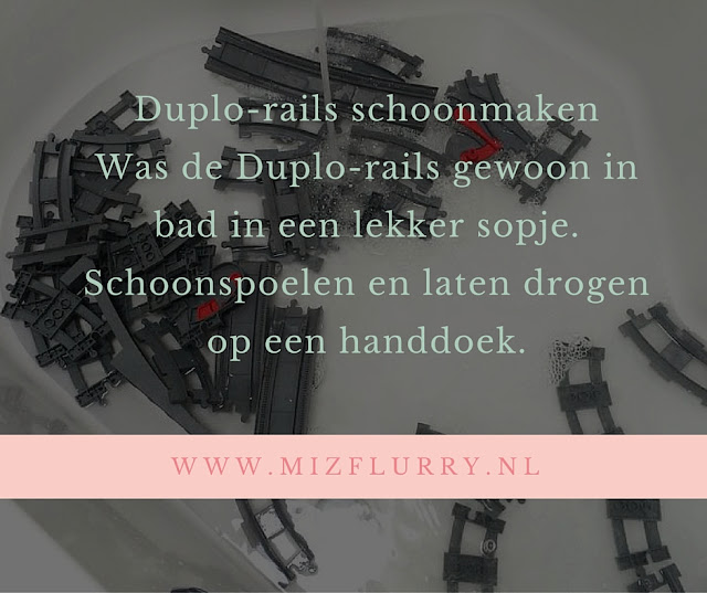 Was de Duplo-rails gewoon in bad in een lekker sopje. Schoonspoelen en laten drogen op een handdoek.