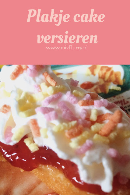 Neem jezelf mee terug naar een kinderfeestje uit de jaren 90 en versier samen met de kinderen een plakje cake met bijvoorbeeld jam, slagroom, vruchtenhagel, vlokken en smarties. #yolo