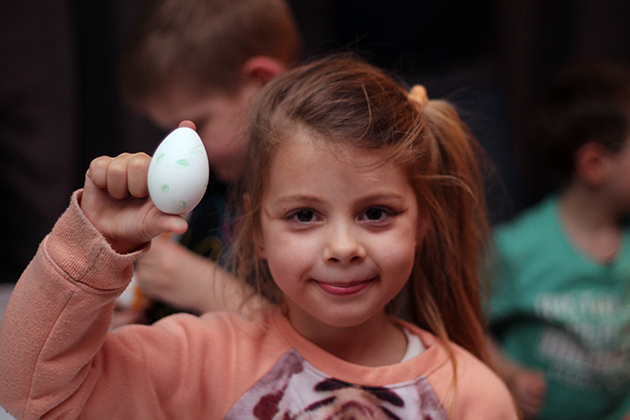 Omdat het bijna Pasen is, zijn er veel eieren te koop die je kunt beschilderen. Deze heb ik gebruikt om ze door de kinderen om te laten toveren tot Yoshi-eieren. Met een viltstift tekenden ze stippen in een zelf uitgekozen kleur.