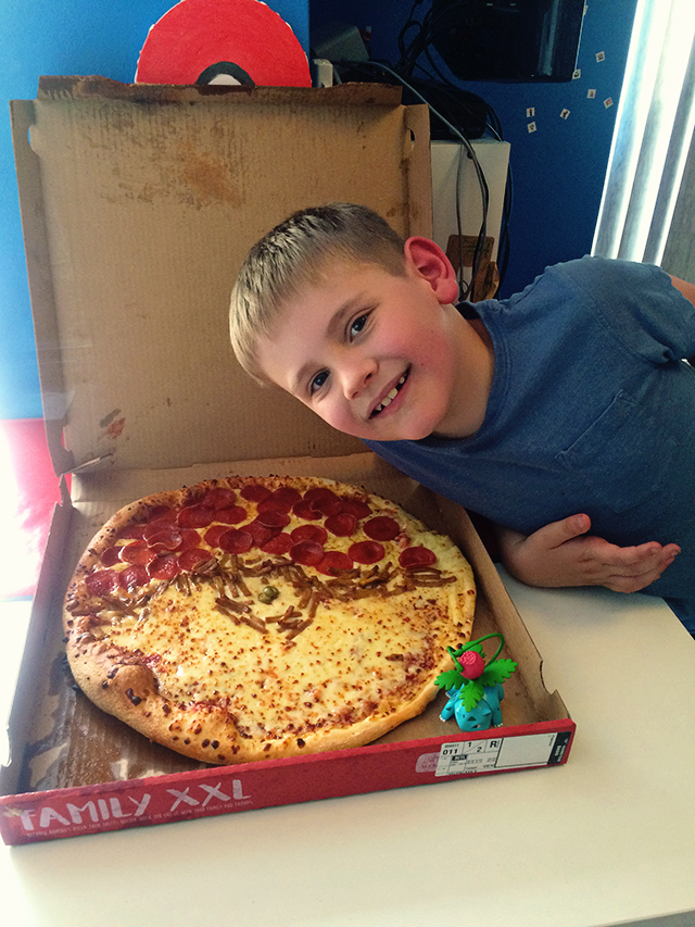 Idee voor een kinderfeestje; slaapfeestje met Pokeball pizza's, gametoernooi, Pokeball cupcakes en goodiebags.