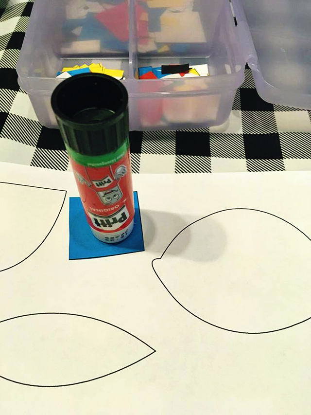 knutselen plakken met pritt