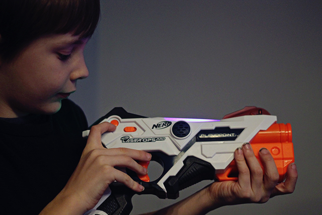 NERF Laser Ops Pro Alphapoint 2 aanzetten