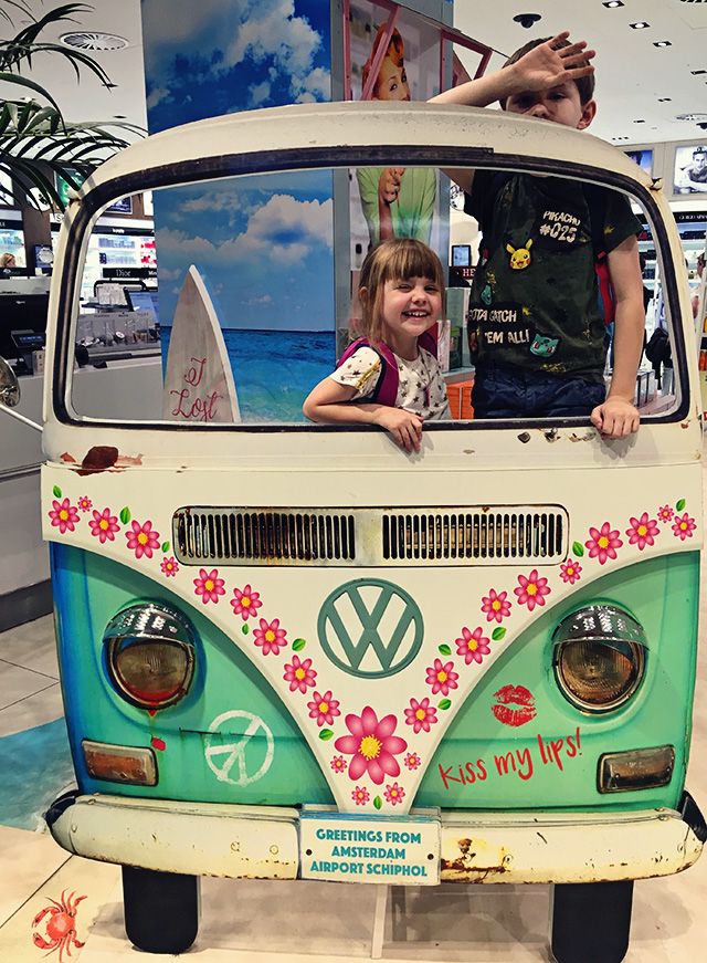 Schiphol kinderen Volkswagen busje