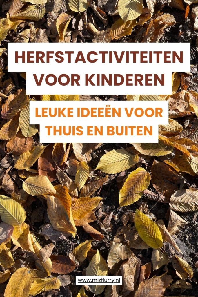 Foto van gekleurde herfstbladeren op de grond met tekst “Herfstactiviteiten voor kinderen – leuke ideeën voor thuis en buiten”