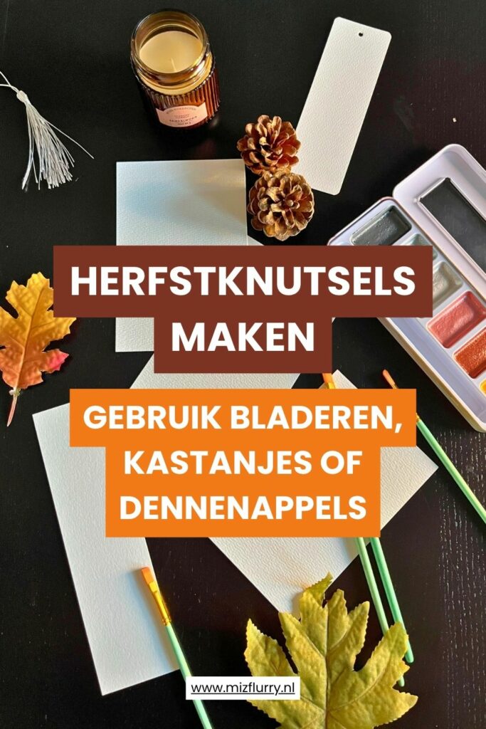 Flatlay van herfstknutselmaterialen met aquarelverf, penselen, dennenappels en herfstbladeren, met tekst “Herfstknutsels maken – gebruik bladeren, kastanjes of dennenappels”