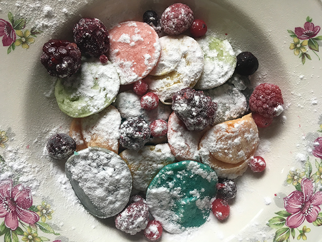 gekleurde poffertjes poedersuiker fruit