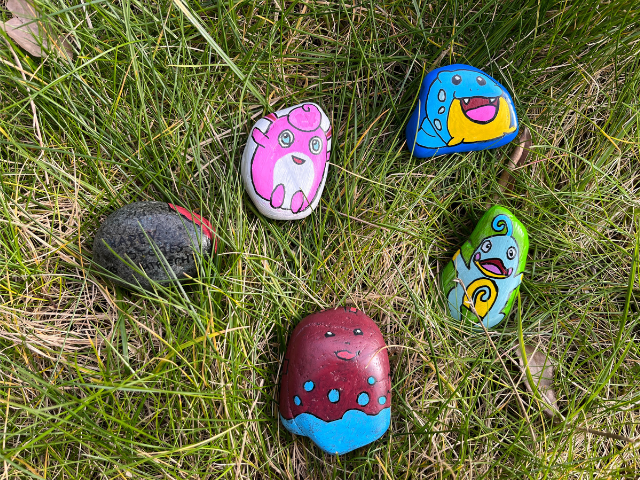 happy stones in het gras