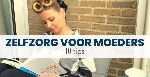 Foto van een lezende moeder met de tekst Zelfzorg voor moeders - 10 tips