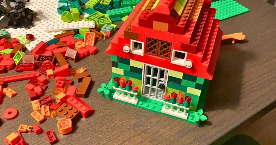 LEGO huisje en LEGO blokken