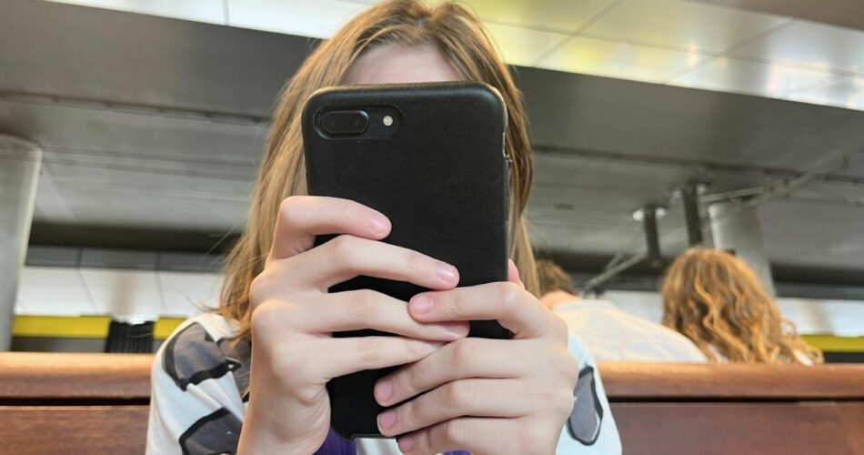 eerste mobiele telefoon kind uitgelicht