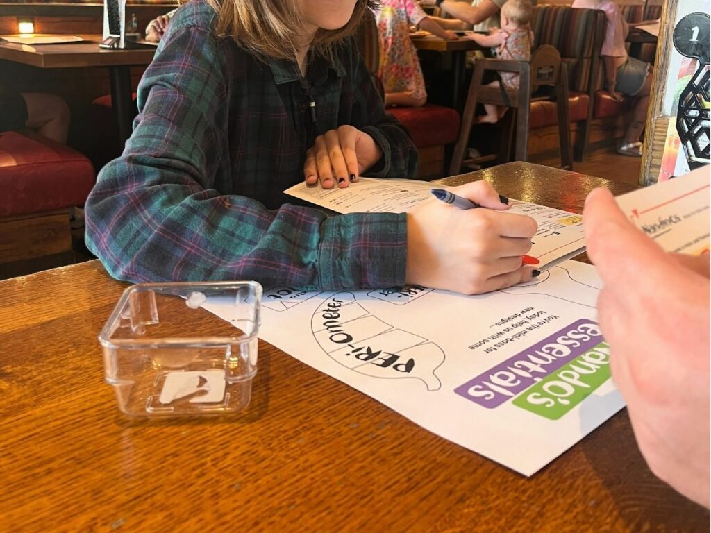 teken spelletjes voor aan tafel met kinderen