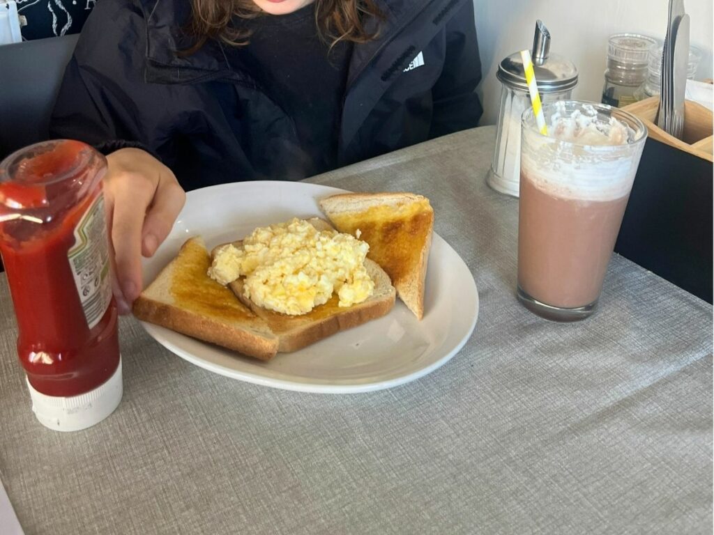 buiten de deur ontbijt met kinderen