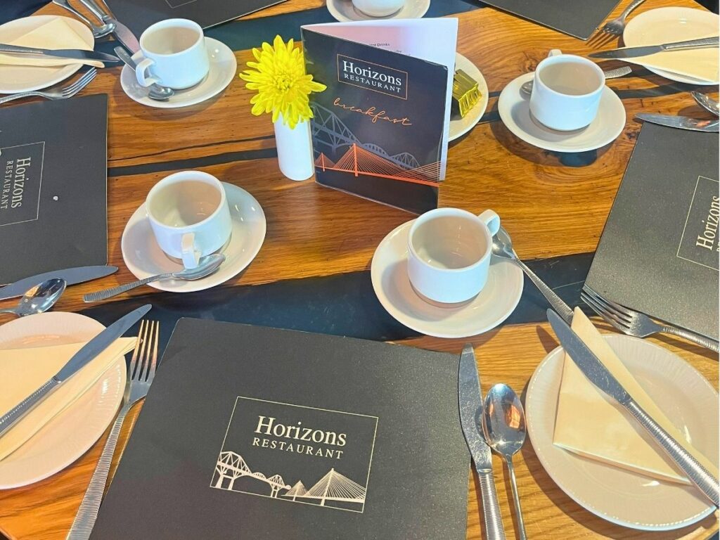 wachten in een restaurant op het eten, gedekte tafel