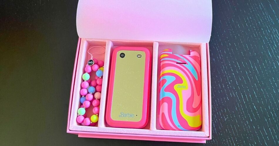 HMD Barbie telefoon uitgelicht