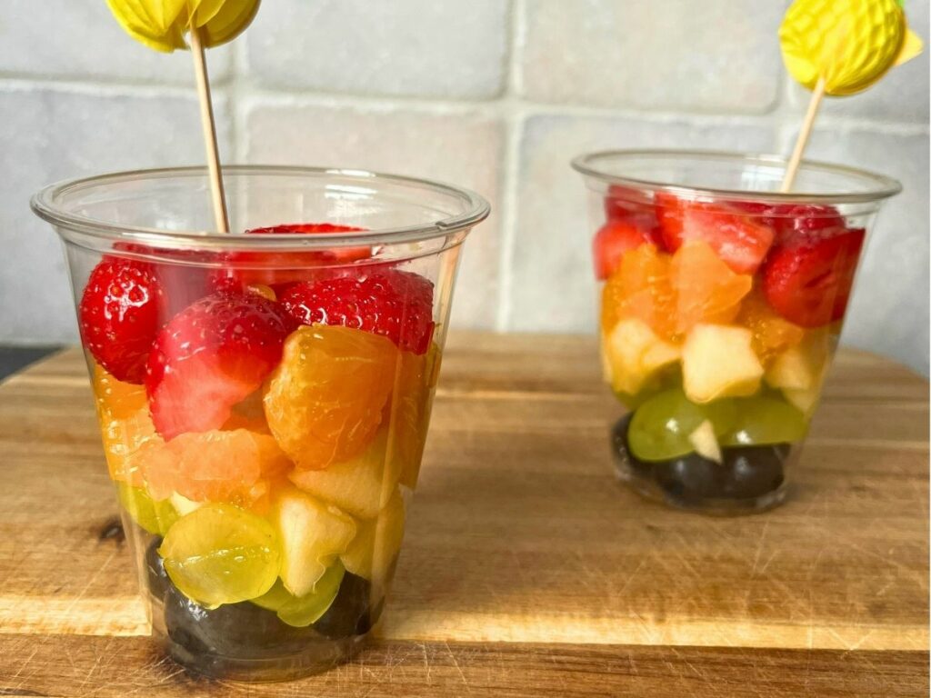 gezonde traktatie regenboog fruitbeker