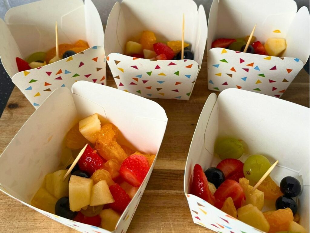 gezonde traktatie regenboog fruitsalade vrolijke bakjes