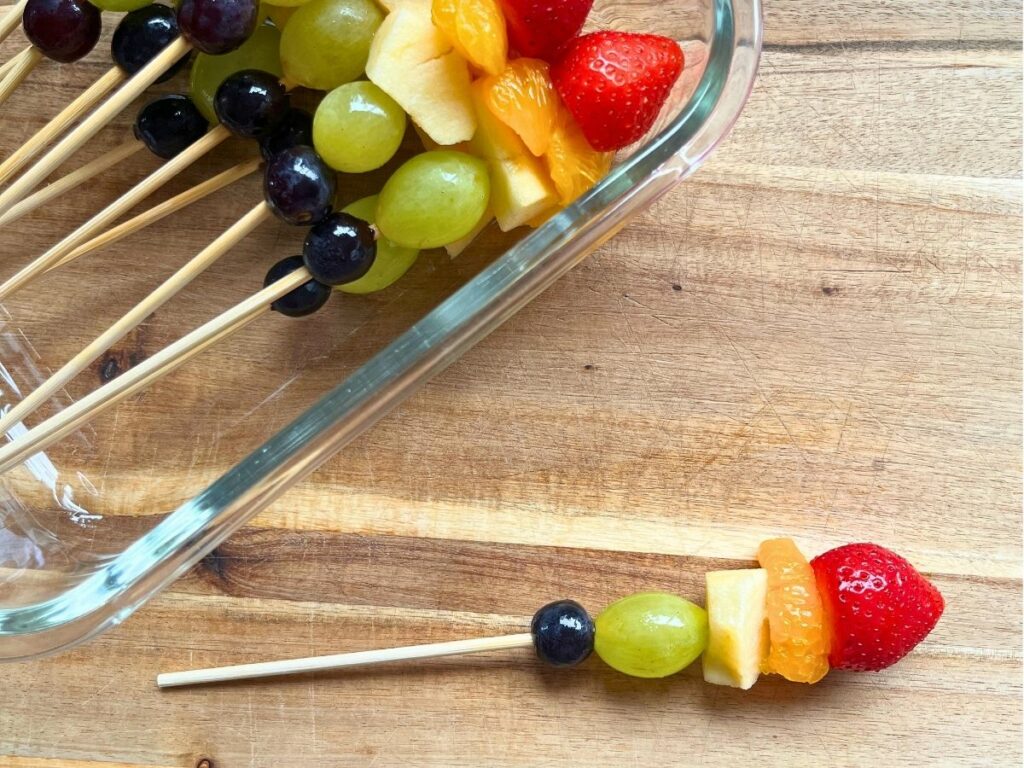 gezonde traktatie regenboog fruitspiesje