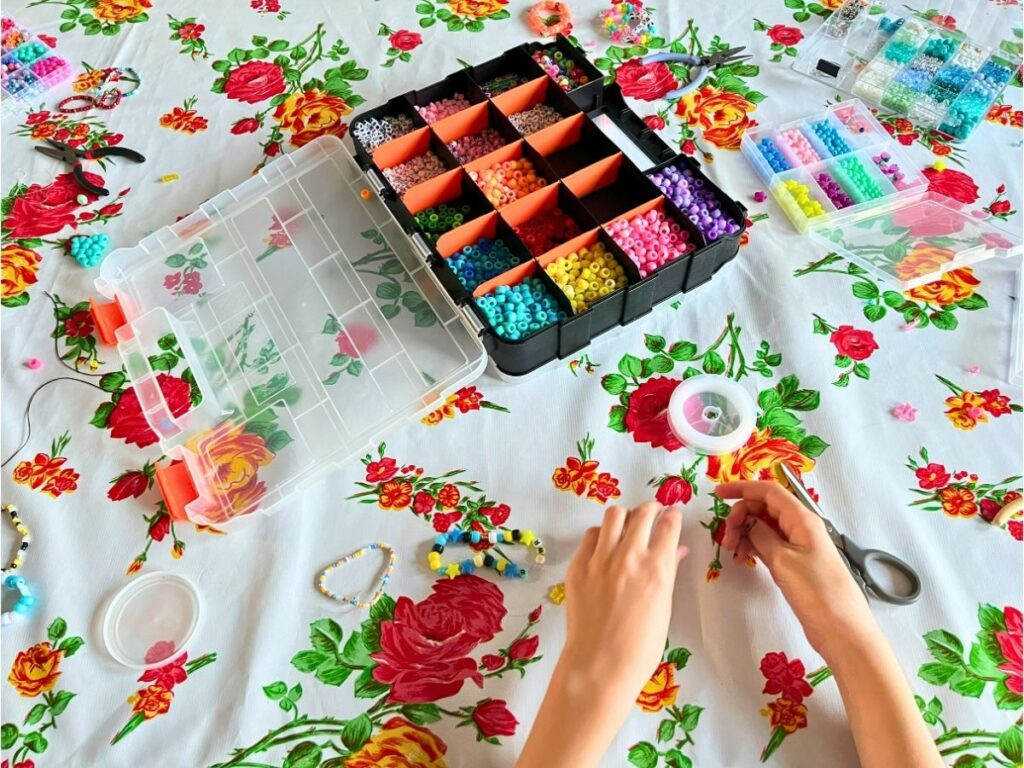 knutselactiviteit kinderfeestje sieraden maken