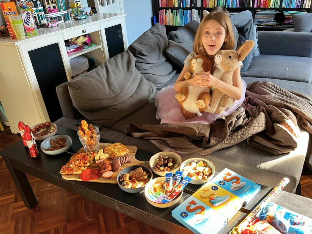 Sinterklaas intocht kijken op de bank