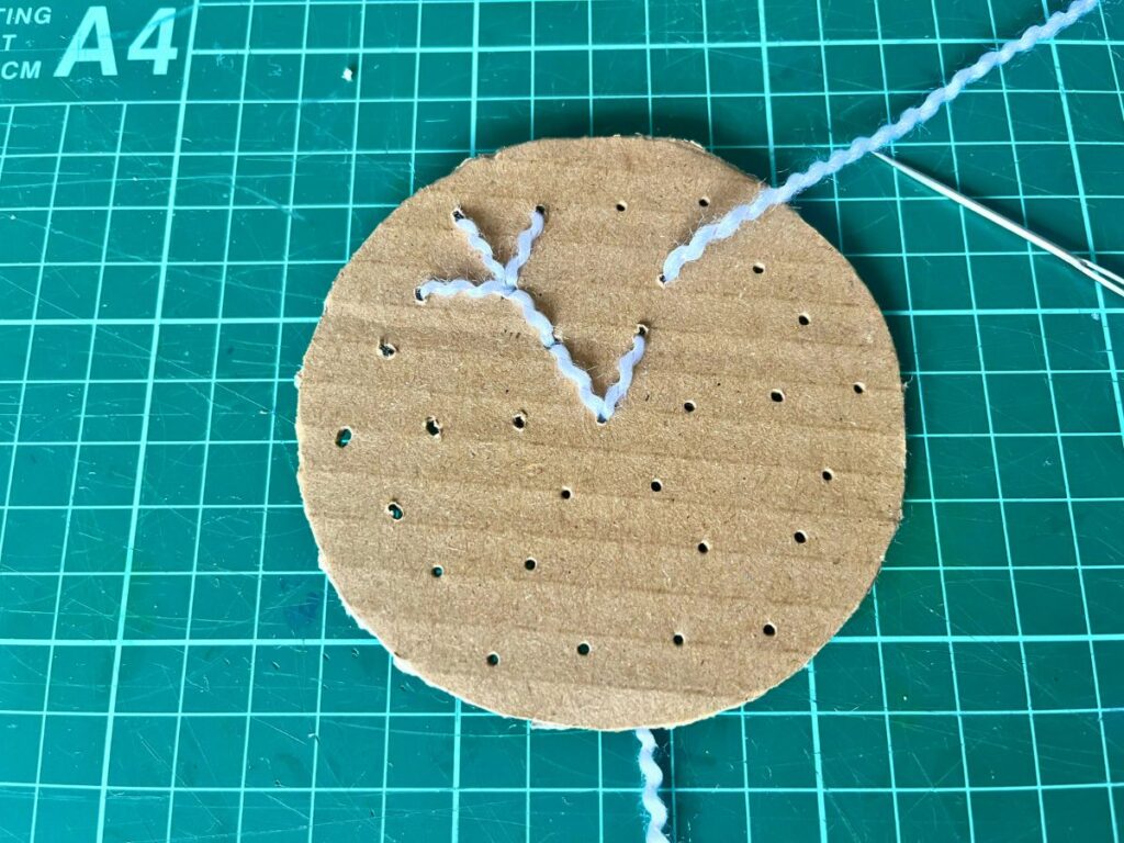 achterkant een gat verder borduren op karton