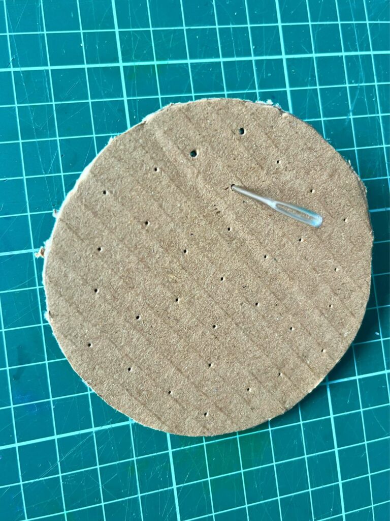 gaatjes in karton maken borduren op karton