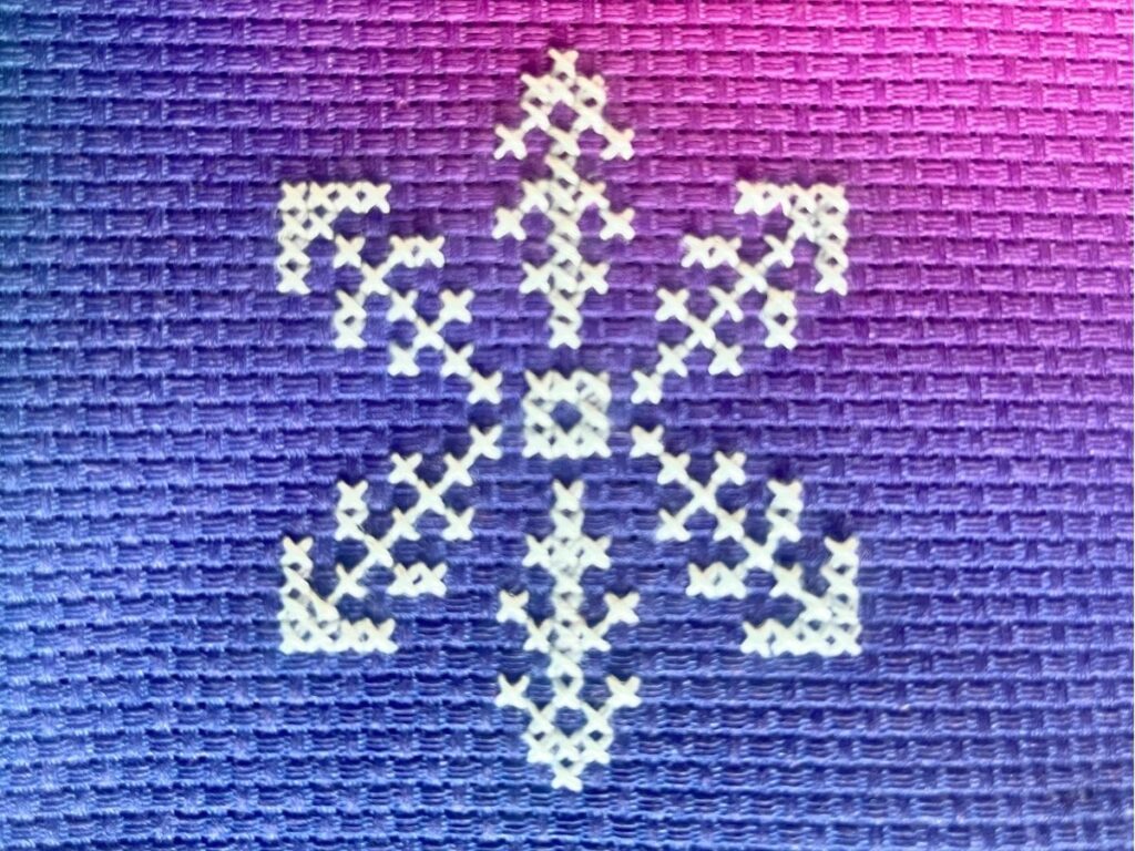 witte geborduurde sneeuwvlok