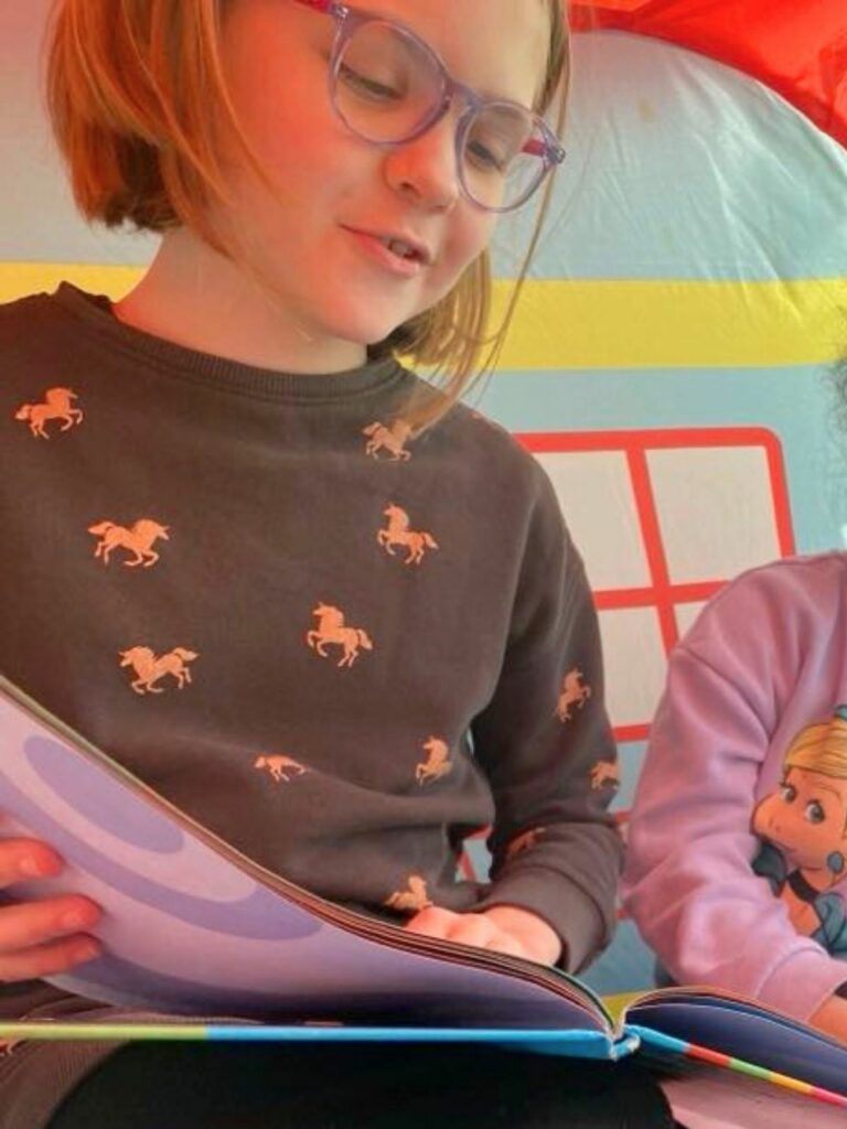 lezen met je kind in een hut