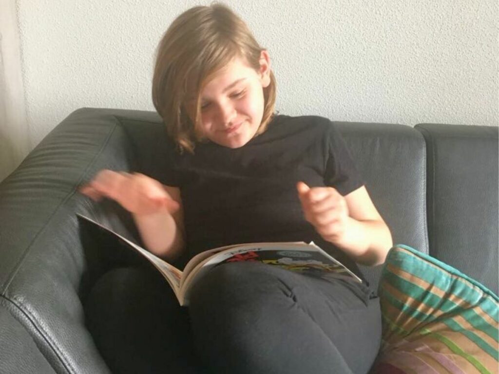 lezend kind op de bank