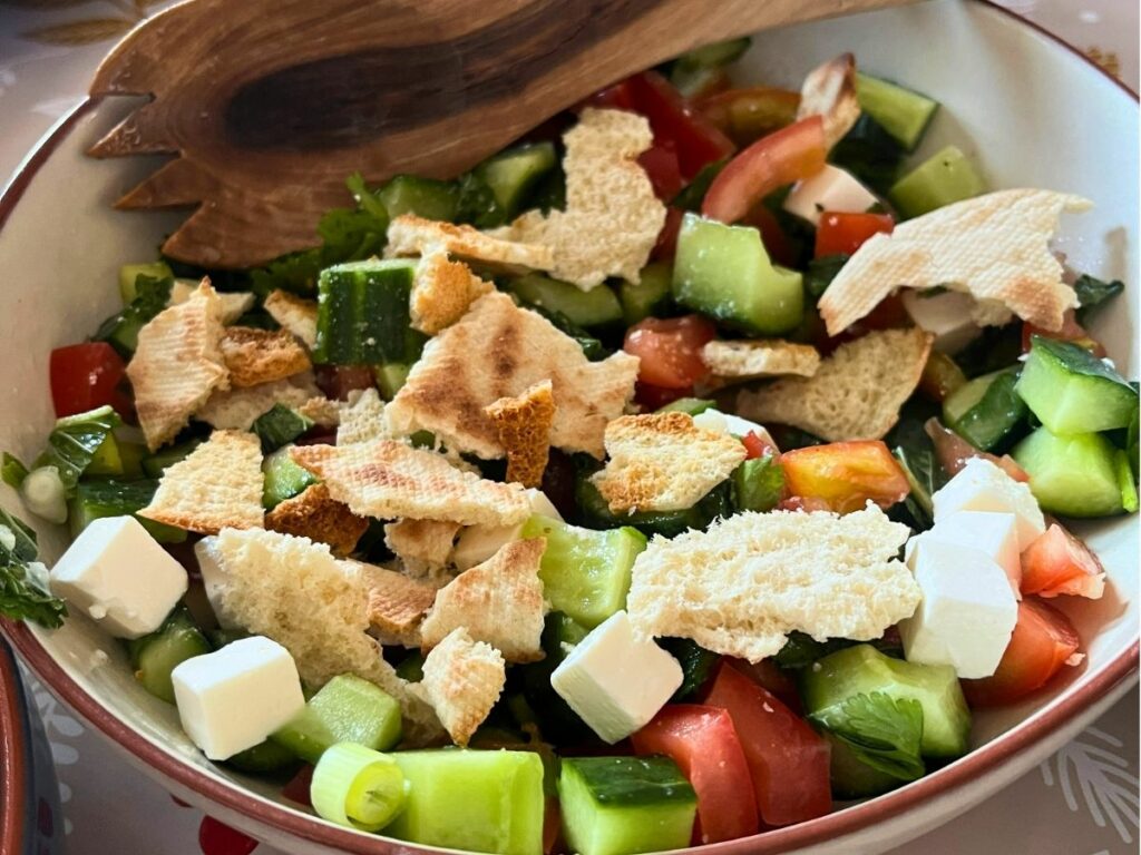 salade met croutons en komkommer