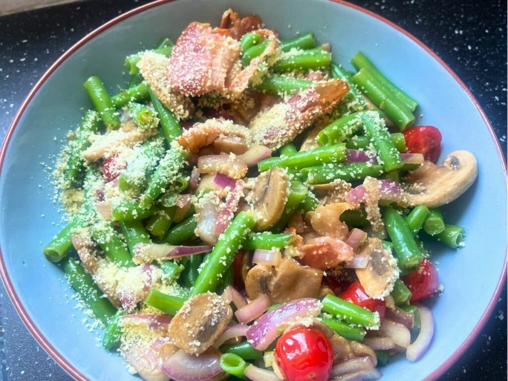sperziebonen salade in blauw bord