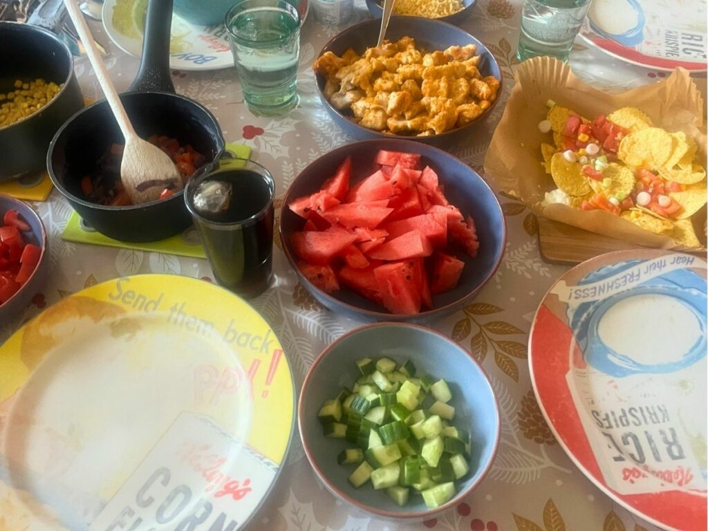 tafel met bowls wraps en toppings