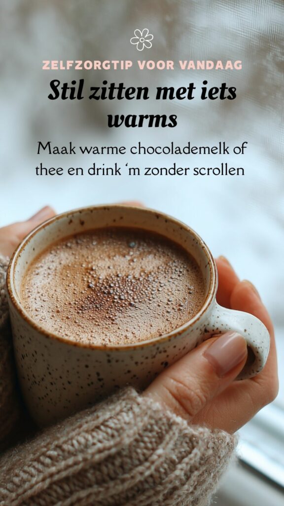 zelfzorgtip voor moeders: stil zitten met iets warms