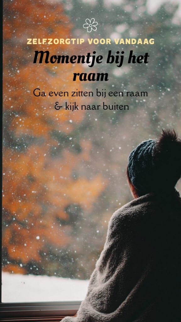 zelfzorgtip moeders: momentje bij het raam